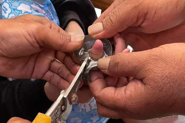 Dinas Pemadam Kebakaran Dan Penyelamatan Kota Depok melakukan penyelamatan jari anak 1,5 tahun yang jarinya tersangkut tutup botol. Foto: Instagram/@depokfirerescue113