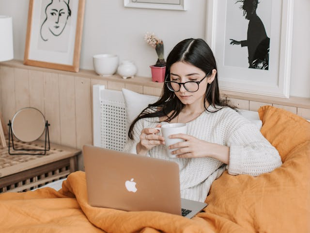 Ilustrasi nonton drakor gratis tanpa aplikasi. Sumber: pexels.com/VladaKarpovich.