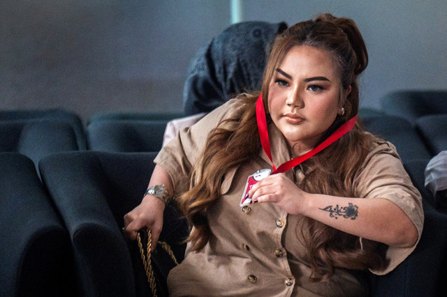 Selebgram Lisa Mariana Presley Zulkandar menunggu panggilan untuk menjalani pemeriksaan sebagai saksi di Gedung Merah Putih KPK, Jakarta, Jumat (22/8/2025). Foto: Bayu Pratama S/ANTARA FOTO