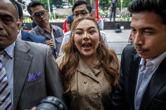 Selebgram Lisa Mariana Presley Zulkandar (tengah) didampingi kuasa hukum tiba untuk menjalani pemeriksaan sebagai saksi di Gedung Merah Putih KPK, Jakarta, Jumat (22/8/2025). Foto: Bayu Pratama S/ANTARA FOTO