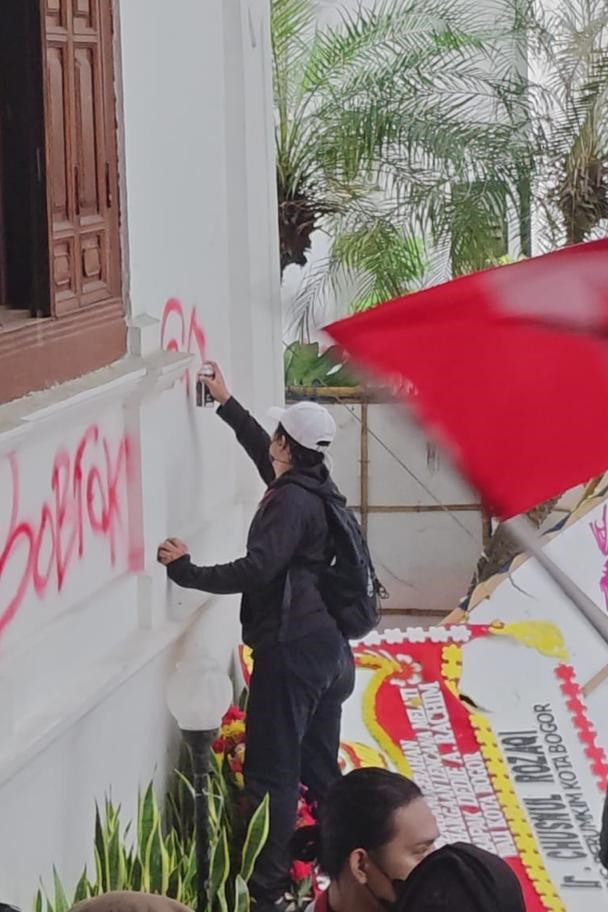 Vandalisme di tembok kantor Wali Kota Bogor oleh massa demo, Kamis malam (21/8/2025). Foto: Dok. Istimewa