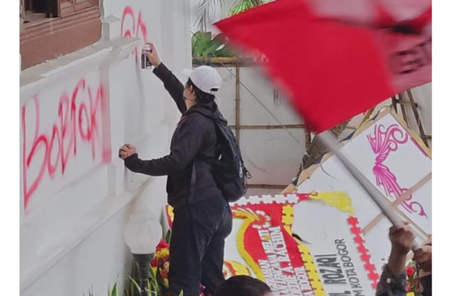 Aksi vandalisme di tembok kantor Wali Kota Bogor oleh massa demo, Kamis (21/8/2025). dok Istimewa