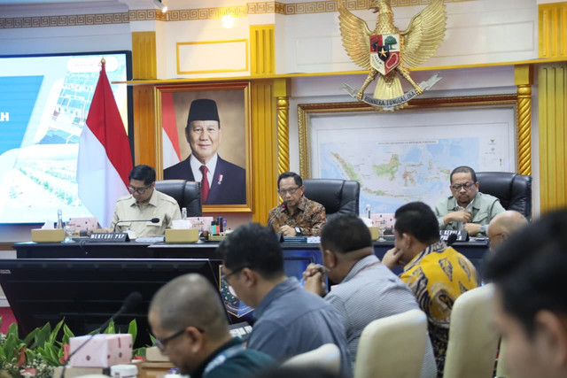 Mendagri Tito Karnavian bersama Menteri PKP Maruar Sirait menghadiri rapat Program 3 Juta Rumah dan 2.200 Rumah di Provinsi Papua Pegunungan di Kantor Pusat Kemendagri, Jakarta, Kamis (21/8/2025). Foto: Kemendagri RI