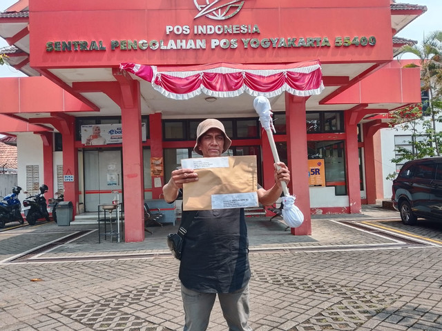 Baharuddin Kamba saat mengirimkan korek kuping jumbo ke DPR. Foto: Istimewa