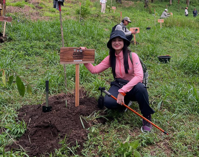 Tissa Biani ikut kegiatan tanam pohon di Gunung Merbabu. Foto: Instagram/tissabiani