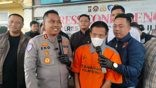 Kapolres OKI, AKBP Eko Rubiyanto saat melakukan press rilis penangkapan Teddy Saputra yang menembak atasannya hingga tewas. Foto : Istimewa