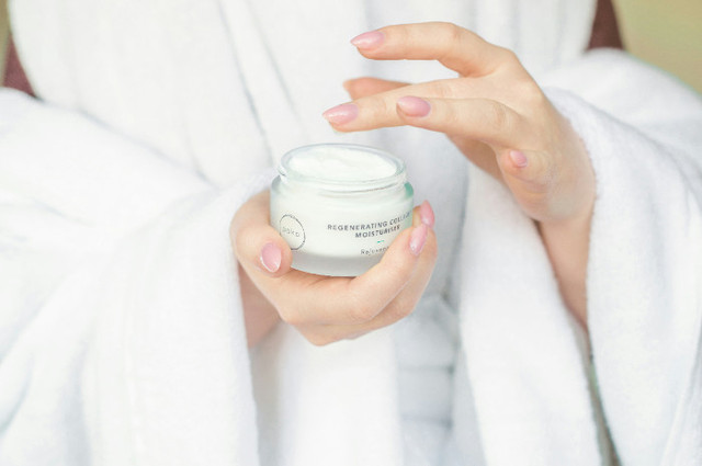 Ilustrasi Moisturizer yang Mengandung Panthenol, Unsplash/Poko Skincare