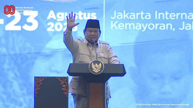Presiden Prabowo Subianto menyampaikan pidato pada acara Retreat Guru dan Kepsek Sekolah Rakyat di JIExpo Kemayoran, Jakarta, Jumat (22/8/2025). Foto: Youtube/Sekretariat Presiden