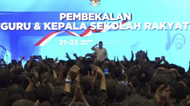 Presiden Prabowo Subianto memberikan salam hormat usai menyampaikan pidato saat acara Retreat Guru dan Kepsek Sekolah Rakyat di JIExpo Kemayoran, Jakarta, Jumat (22/8/2025). Foto: Youtube/Sekretariat Presiden
