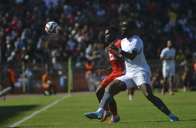 Pesepak bola Semen Padang FC Stewart (kiri) berebut bola dibayangi pesepak bola PSM Makassar Yuran Fernandes (kanan) pada pertandingan lanjutan BRI Super League di Stadion H Agus Salim Padang, Sumatera Barat, Jumat (22/8/2025). Foto: Iggoy el Fitra/ANTARA FOTO