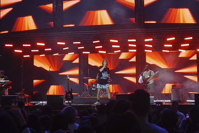 Penyanyi Johnny Stimson membawakan lagunya saat tampil pada LaLaLa Fest di Jakarta International Expo, Jakarta Pusat, Jumat (22/8/2025). Foto: Vincentius Mario/kumparan