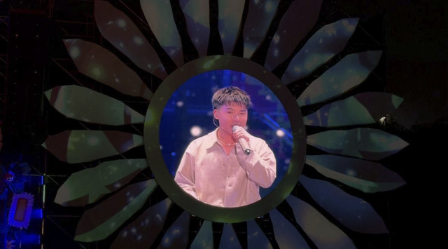 Penyanyi asal Australia, Keenan Te membawakan lagunya saat tampil dalam LaLaLa Fest di Jakarta International Expo, Jakarta Pusat, Jumat (22/8/2025). Foto: Vincentius Mario/kumparan