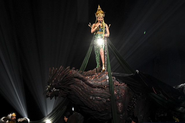 Penyanyi Yura Yunita tampil dalam Pagelaran Sabang-Merauke 2025 di Indonesia Arena, Senayan, Jakarta, Jumat (22/8/2025).  Foto: Sulthony Hasanuddin/ANTARA FOTO 