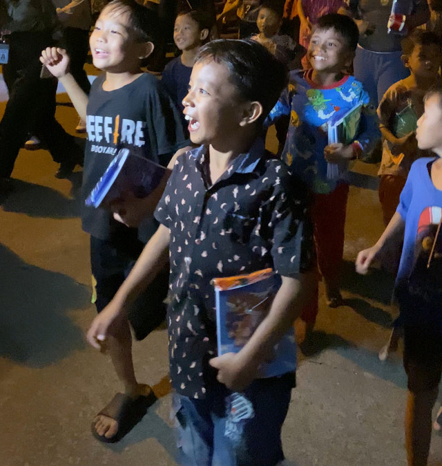 Momen anak-anak di Kampung Melayu Pontianak mengejar Mas Gibran sembari memegang erat buku yang didapat mereka. Foto: Yulia Ramadhiyanti/HiPontianak