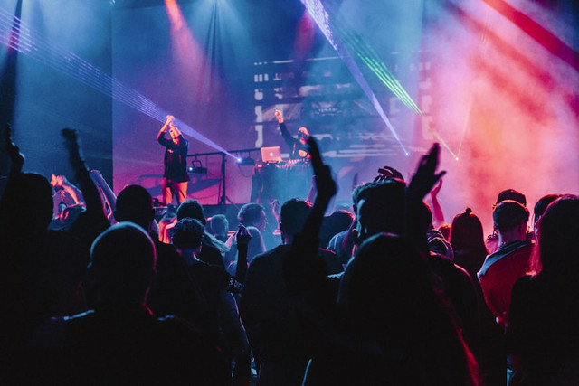 Jadwal LANY di LaLaLa Fest 2025, foto hanya ilustrasi, bukan konser yang sebenarnya: Unsplash/Aleksandr Popov