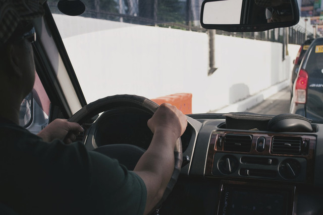 Ilustrasi Jadwal dan Lokasi Samsat Drive Thru Surabaya, Unsplash/Wander Fleur
