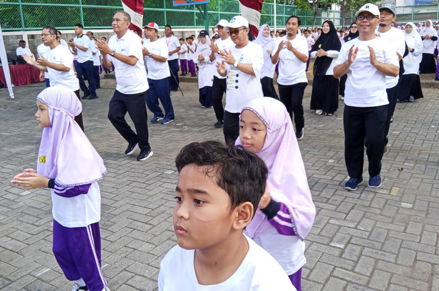 Menteri Pendidikan Dasar dan Menengah RI (Mendikdasmen) Abdul Mu'ti ikut Senam Anak Indonesia Hebat bersama siswa SD Al Hikmah Surabaya, Sabtu (23/8). Foto: Masruroh/Basra