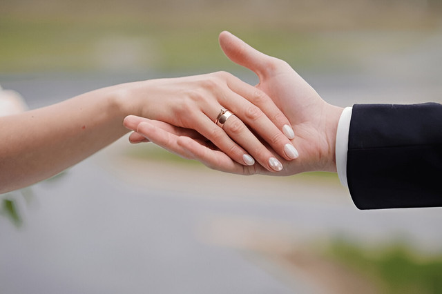 Pendidikan tinggi menjadikan pernikahan sebuah pilihan sadar, bukan lagi keharusan sosial. Gambar: Shutterstock