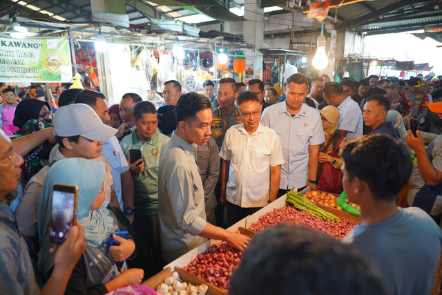 Wapres Gibran saat berdialog dengan pedagang di Pasar Flamboyan Pontianak. Foto: Dok. Prokopim Pemkot Pontianak