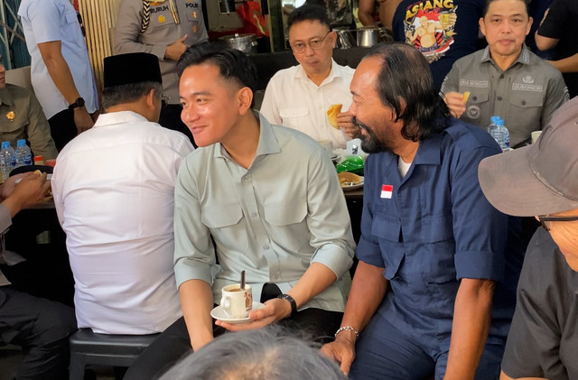 Wapres Gibran saat ngobrol bersama 'Surya Paloh' di Warung Kopi Asiang Pontianak. Foto: Yulia Ramadhiyanti/HiPontianak
