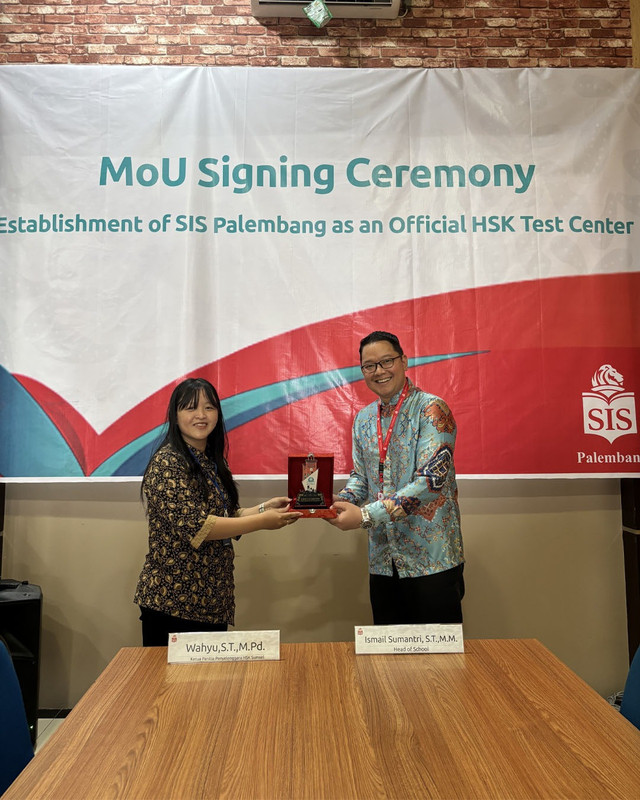 SIS Palembang saat menandatangani Memorandum of Understanding (MoU) bersama Universal Education & Training Centre / Panitia HSK Sumatera Selatan. Foto : Dok. SIS Palembang
