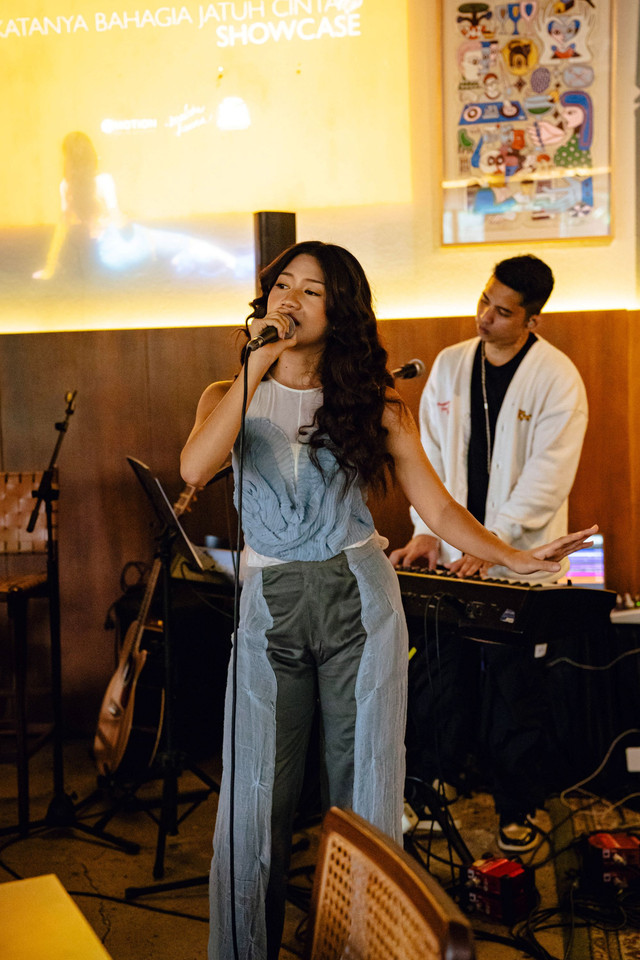 Maisha Kanna dalam showcase EP terbarunya, Katanya Bahagia Jatuh Cinta, Sabtu (23/8/2025). Foto: Dok. Istimewa