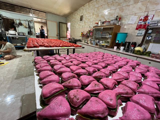 Tho Kue Asin (pink) dan Tho Kue Manis (merah) yang halal dan siap dijual ke konsumen. Foto: Rabiansyah/Hi!Pontianak