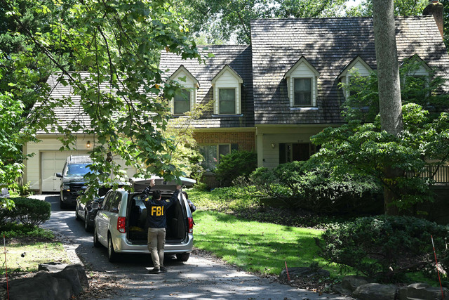 Agen FBI terlihat di luar rumah mantan penasihat keamanan nasional Donald Trump, John Bolton, setelah FBI melakukan penggeledahan yang diizinkan pengadilan di rumahnya pada 22 Agustus 2025 di Bethesda, Maryland. Foto: SAUL LOEB / AFP
