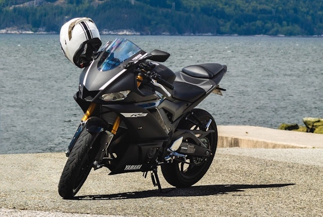 Ilustrasi spesifikasi dan harga Yamaha R25. Foto: Unsplash/Andrew Pham