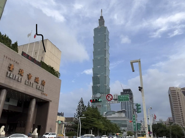 Gedung Taipei 101 yang dibangun dengan teknologi anti gempa dan angin kencang di Xinyi District, Taipei, Taiwan. Foto: Haya Syahira/kumparan