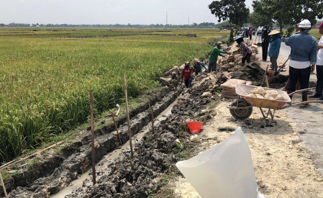 Ilustrasi perbaikan saluran irigasi. Foto: Kementerian PU