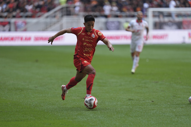 Pemain Persija Jakarta Rio Fahmi menggiring bola saat laga melawan Malut United dalam pertandingan BRI Super League 2025/2026 di Jakarta Internasional Stadium, Jakarta, Sabtu (23/8/2025). Foto: Dok. Persija