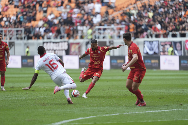 Pemain Persija Jakarta Emaxwell Souza de Lima menendang bola yang coba dihalau pemain Malut United Wbeymar Angulo dalam pertandingan BRI Super League 2025/2026 di Jakarta Internasional Stadium, Jakarta, Sabtu (23/8/2025). Foto: Dok. Persija