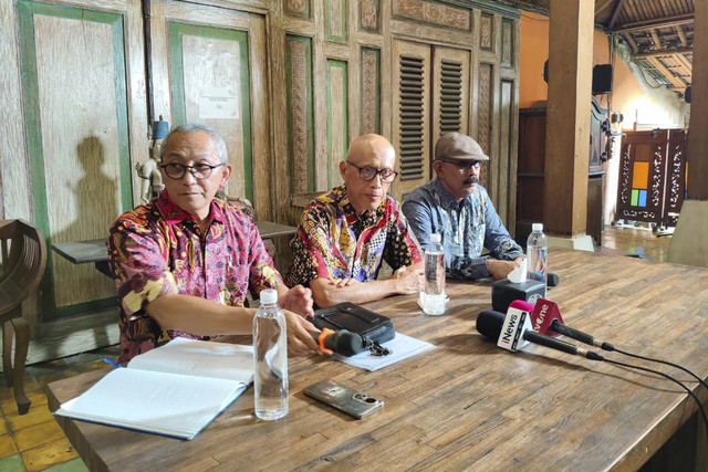 Ayah Arya Daru Pangayunan, Subaryono (tengah), bersama kuasa hukumnya menggelar konpres di Kota Yogyakarta, Sabtu (23/8/2025). Foto: Arfiansyah Panji Purnandaru/kumparan