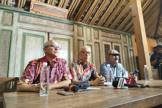 Ayah Arya Daru Pangayunan, Subaryono (tengah), bersama kuasa hukumnya menggelar konpres di Kota Yogyakarta, Sabtu (23/8/2025). Foto: Arfiansyah Panji Purnandaru/kumparan