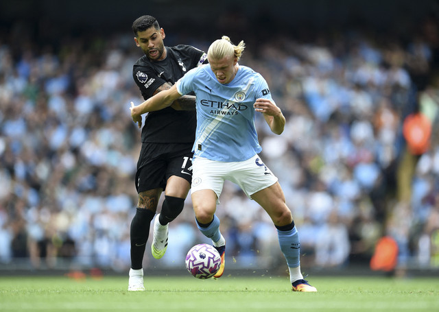 Pemain Manchester City Erling Haaland berusaha melewati pemain Tottenham Hotspur Christian Romero dalam pertandingan Liga Inggris di Stadion Etihad, Manchester, Inggris, Sabtu (23/8/2025). Foto: Peter Powell/Reuters