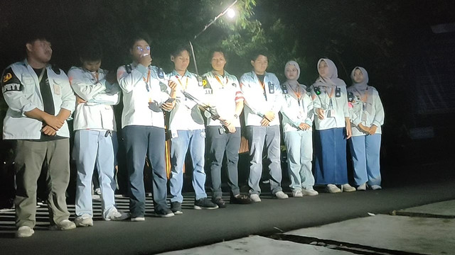 Jejeran Ketua, Wakil, dan Kepala Bidang pada kepanitiaan PKKMB UNS tahun 2025 yang meminta maaf pada publik terkait kelalaian panitia (Foto diambil langsung oleh penulis)