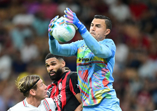 Aksi Emil Audero saat AC Milan vs Cremonese dalam laga pekan pertama Liga Italia 2025/26 di Stadion San Siro, Minggu (24/8) dini hari WIB. Foto: REUTERS/Daniele Mascolo