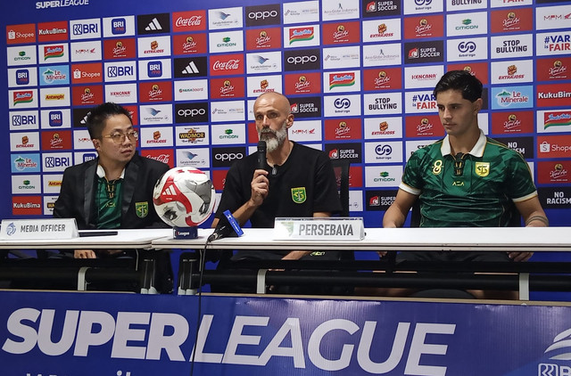 (kanan ke kiri) Kapten tim Persebaya Bruno Moreira dan pelatih Persebaya Eduardo Perez Moran. Foto: Masruroh/Basra