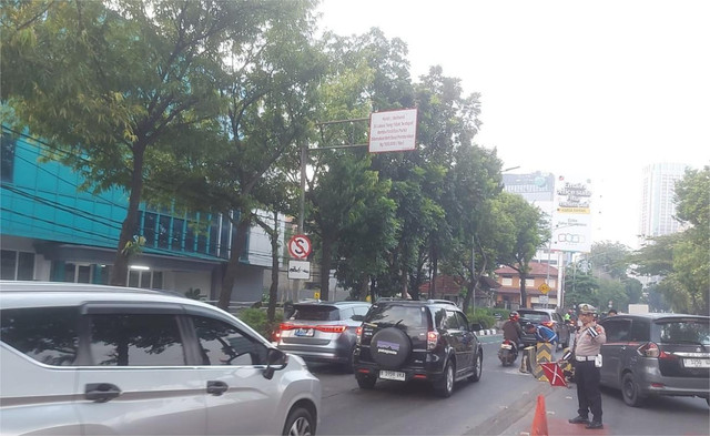Sebuah mobil menabrak separator jalur busway di samping GT Slipi 2, Jakarta Barat, arah Semanggi, Jakarta Selatan, Minggu (24/8) Foto: X/ @TMCPoldaMetro