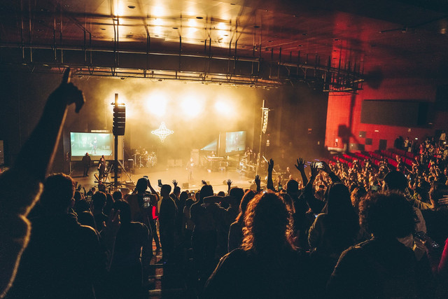 Jadwal Black Eyed Peas di LaLaLa Fest 2025. Foto hanya ilustrasi, bukan tempat sebenarnya. Sumber: unsplash.com/Tony Rojas.