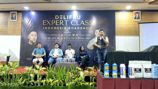 Sesi talkshow Delifru Drinks Expert Regional Championship di Hotel Golden Tulip Pontianak pada Sabtu, 23 Agustus 2025. Foto: Alycia Tracy Nabila/HiPontianak