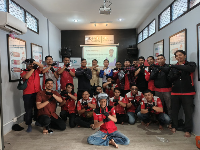 Foto bersama tim Honda Kalbar dan Telkom Akses Pontianak. Foto: Dok. Honda Kalbar