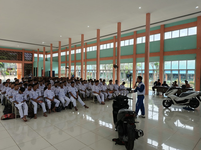 Honda Kalbar saat menggelar edukasi keselamatan berkendara di SMKN 1 Sekadau. Foto: Dok. Honda Kalbar 