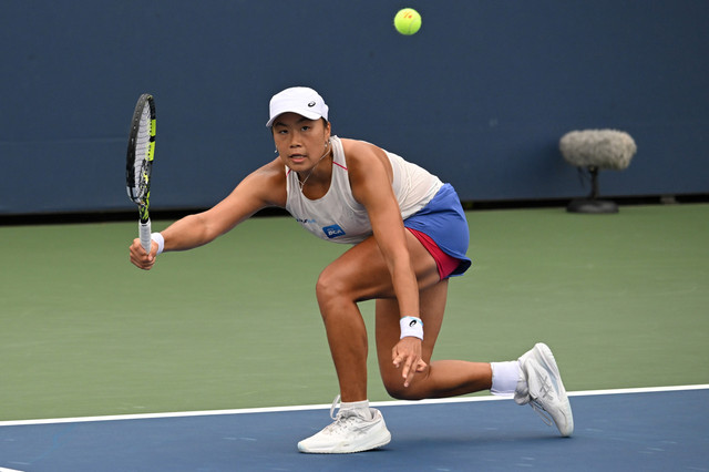 Petenis Indonesia Janice Tjen saat melawan Maja Chwalinska dari Polandia pada Babak Kualifikasi Tunggal Putri ke-2 US Open 2025 di USTA Billie Jean King National Tennis Center di Flushing Meadow-Corona Park, Queens, New York, NY, pada21 Agustus 2025. Foto: Anthony Behar/SipaUSA via REUTERS