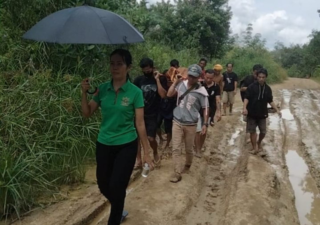 Warga menggotong jenazah menggunakan tandu akibat jalan rusak di Desa Kayu Dujung, Dusun Binda, Kecamatan Ketungau Tengah, Kabupaten Sintang.(Foto: Ist)