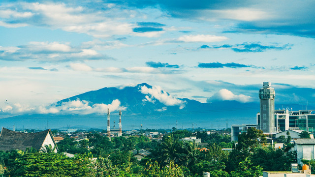 Apakah Gunung Salak Masih Aktif. Foto: Gunung Salak. Sumber: unsplash.com/Ishaq Robin.