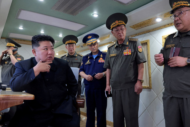 Pemimpin Korea Utara Kim Jong-un menyaksikan uji coba penembakan rudal sistem pertahanan udara di lokasi yang tidak diketahui. Foto: KCNA/via REUTERS