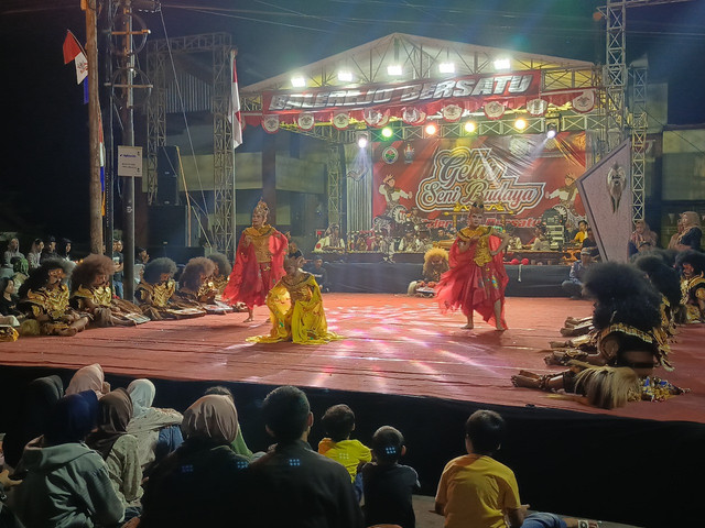 Foto Pentas Keseniaan Kuda Lumping Temanggung, dalam ajang Gelar Seni Budaya Balerejo Bersatu.