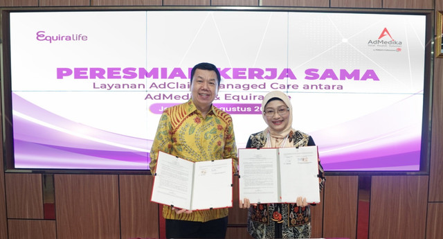 CEO Equira Life Elvis Liongosari (kiri) dan CEO AdMedika Dian Prambini (kanan) saat acara penandatanganan kerja sama layanan AdClaim Managed Care antara Admedika & Equira Life. Foto: Telkom